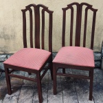 MOBILIÁRIO, par (2) cadeiras com estrutura em madeira maciça, reta de corte quadrangular, amarração em travejamento, espaldar com traves verticais, vergadas no cachaço, assento forrado em tecido rosa choque. Alt. 104cm.