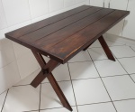 MOBILIÁRIO, uma (1) mesa retangular, confeccionada em madeira maciça, tampo ripado, pés em X, amarração em travessão, usada. 77 x 143 x 74cm.