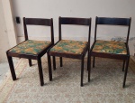 MOBILIÁRIO, três (3) cadeiras de design, retas, assento com almofada solta de estampa floral policromada, encosto com um travessão, usadas. Alt. 73cm.