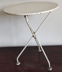 MOBILIÁRIO, uma (1) mesa redonda de apoio, metálica, base trípode com estrutura tubular terminando em sapatas, patina na tonalidade branca, sinais de oxidação, usada. Alt. 57 x diam. 48cm.