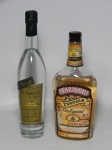 BEBIDAS, duas (2) garrafas lacradas: 1 de tequila MARIACHI  Oro Especial, produzido na zona de Jalisco, tradição desde 1904, Hecho em México, capacidade 750 ml, teor alcoólico 40%, parte do conteúdo evaporado; 1 de pisco EL SARCAY, alambique de Azpitia, região do Valle del Rio Mala, Peru, capacidade 500 ml, teor alcoólico 42%, somente para coleção, sem garantia do conteúdo.
