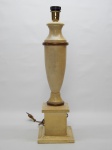 LUMINÁRIA, uma (1) base de abat-jour para um lume, confeccionada em madeira, fuste torneado na forma de balaustre, assente sobre base quadrangular com molduras transpassadas, patina nas tonalidades creme e dourado, parte elétrica não testada, medindo 50 cm altura.