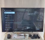 ELETRÔNICO, uma (1) televisão digital com tela em cristal líquido, marca SONY, modelo KDL-32R435A, 32 polegadas, possui fôlder de instruções e controle remoto, usada, funcionando e sem garantia.