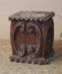 MOBILIÁRIO, uma (1) coluna baixa quadrangular, confeccionada em madeira patinada (patina descascando), entalhada em volutas. 51 x 44 x 44cm.
