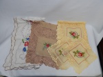 CAMA E MESA, sete (7) toalhinhas e caminhos variados, confeccionadas em tecido, nas tonalidades marrom, branca e amarela, ornadas com bordado vegetalista policromado, inclusive ponto cruz, usadas.