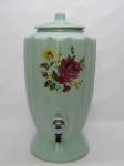 PORCELANA, uma (1) talha com tampa, bojo canelado da própria modelagem, tonalidade verde água, ornamentação floral policromada, datada de 29 de março de 1972, possui trincados próximo a borda, usada.