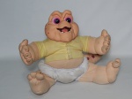 BRINQUEDO, um (1) boneco BABY da Walt Disney, cabeça emborrachada, corpo e vestes em tecido, emite sinais sonoros, usado, medindo 32 cm altura.