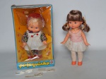BRINQUEDO, duas (2) bonecas: 1 da ESTRELA, confeccionada em polímero,vestes em tecido, medindo 25 cm altura; 1 da ESTRELA, modelo PAÇOQUINHA, confeccionada em materiais diversos, na caixa, ambas usadas.