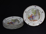 PORCELANA, seis (6) pratos rasos, medindo 24 cm diâmetro, ornamentação com cena do gênero em policromia sobre fundo branco, borda com flores intercaladas policromadas e douradas, arremates a ouro, manufatura REAL (Mauá, SP, 1943 a 1994), usados.