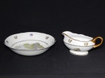 PORCELANA, dois (2) itens: 1 bowl, medindo 24 cm diâmetro e 1 molheira, medindo 20 x 11 x 9 cm, ornamentação de ambas com cena do gênero em policromia sobre fundo branco, borda com flores intercaladas policromadas e douradas, exceto na molheira que tem apenas as flores douradas, arremates a ouro, manufatura REAL (Mauá, SP, 1943 a 1994), usados.