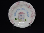 FAIANÇA, um (1) antigo prato comemorativo AVON 100 ANOS DE BELEZA NO MUNDO, ornamentação central representada por uma antiga casa de dois pavimentos, encimada pela legenda supra citada, em disposição semi circular dentro de uma faixa, borda relevada com guirlanda floral com interseção na parte inferior, medindo 20,5 cm diâmetro, possui pequenos defeitos e bicadinhos, verso com o carimbo FELIZ ANO NOVO, (fundada em 1886 por David McConnell, como Califórnia Perfume Company, em Manhattan, New York, USA; em 1939 virou AVON; em 1958 abriu a AVON no Brasil; em 2019 a Natura adquiriu a parte brasileira da AVON e virou Natura & Company (composta por Natura; Avon; The Body Shopp e Aésop).