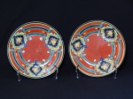 PORCELANA JAPONESA, par (2) pratos com primorosa ornamentação vegetalista policromada, sobre fundo na tonalidade tijolo, arremates a ouro, um deles com acentuado bicado na borda além de fio de cabelo, manufatura NORITAKE  (1858 - Japão assinou o Tratado de Amizade e Comércio com os EUA, Holanda, Rússia, Reino Unido e França; 1867  fim do Shogunato e início da era Meiji; 1876 - Morimura-Kumi formada em Tóquio para exportação Os Morimuras & The Okuras unidos, a Companhia Hinode se estabelece na cidade de Nova York para o varejo; 1879 - A Companhia Hinode fecha. Morimura Bros & Co., se estabelece em Nova York; 1880 - Hiroses juntou-se a Morimura-Kumi em Tóquio; 1882 -  Morimura Bros & Co., decidiu ser o atacadista; 1884  Morimura-Kumi subcontrata atelieres de decoração em porcelana nas cidades de Tokyo, Nagoya e Kyoto; 1918 - Morimura-Kumi é reorganizada como Morimura Bros, Inc.; 1921 - Morimura Bros de New York é incorporada a Morimura Bros, Inc.  De Tokyo; 1947 - Noritake Co., Inc. com sede em Nova York; 1981 - Nome japonês da Companhia alterado para Noritake Co. Limited), medindo 19 cm diâmetro.