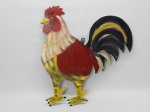 ESCULTURA, uma (1) representando galo, confeccionada em folha de flandres com suportes metálicos, pintado a mão em policromia, para fixação em parede, medindo 35 x 32 cm.