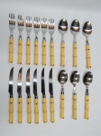 TALHERES, dezoito (18) para serviço: 6 garfos; 6 facas e 6 colheres, confeccionados em aço inox, cabos em resina modelados no formato de gomos de bambu, medindo a maior peça 21,5 cm comprimento.