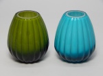 VIDRO, par (2) vasos, moldados em gomos, tonalidades verde e azul translúcidos, com camada interna opalinada na tonalidade branca leitosa dita milk glass, medindo 7,5 cm altura.