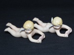 BISCUIT, par (2) esculturas policromadas representando anjos segurando coração, antigos enfeites de bolo, ideal para coleção de cristaleira, medindo 10 cm comprimento.