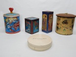 COLECIONISMO, cinco (5) latas (folha de flandres) diversas, todas com ligeiros sinais de oxidação: 1 do Leite Condensado Moça, fabricada pela MEISTER, cilíndrica, medindo 20 cm altura; 1 representando carrossel  galleta con sabor a mantequilla, possui dispositivo musical não testado, medindo 19,5 cm altura; 2 cofres quadrangulares, The Puppet Show (money box) Churchills, Made in England, medindo 18 cm altura; 1 abaulada, tonalidade azul e amarela, ornada com figura, sol, águia, pégaso, etc., Made in England, medindo 17 cm altura.