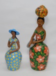 ARTE POPULAR, duas (2) esculturas figurativas femininas, confeccionadas em barro cozido com policromia, trabalho característico da região do Vale do Jequitinhonha, medindo a maior 38,5 cm altura.