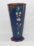 DIVERSOS, um (1) vaso decorativo octogonal, afinando para baixo, confeccionado em madeira, ornado com pintura floral policromada sobre fundo na tonalidade azul, medindo 41,5 cm altura.