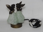 DIVERSOS, uma (1) luminária representando casal alado se preparando para um beijo, corpo e base em resina na tonalidade bronze, vestes em pasta de vidro na tonalidade verde com sulfitos internos brancos, moldada com estrelas, parte elétrica não testada, usada, medindo 20 cm altura.