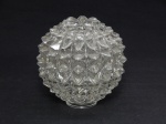 VIDRO, uma (1) cúpula, incolor e translúcida, quase esférica, moldada em bico de jaca e geométricos, boca com 3,7 cm diâmetro, medindo 13 cm altura e diâmetro.