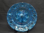 VIDRO, um (1) prato para bolo moldado, tonalidade azul, ornado com motivos geométricos, medindo 30 cm diâmetro, usado.