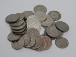 NUMISMÁTICA, Líbano, trinta e duas (32) moedas: 50 piastres 1969; 1975(3) e 1978(2); 1 livre 1975(7); 1977(6); 1980(4); 1981(6) e 1986(3), a maioria em muito bom estado de conservação ou mais.