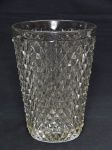 VIDRO, um (1) antigo vaso floreiro, formato obcônico, incolor e translúcido, moldado em bico de jaca e geométricos, fundo em dália, possui bicados e trinca no fundo, medindo 20 cm altura e 15 cm diâmetro.