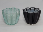 MURANO, par (2) vasos, confeccionados em vidro soprado, incolores e translúcidos, ambos com sulfitos internos nas tonalidades branca, um deles com esmaltação esterna na tonalidade preta, medindo 12 cm diâmetro e 9 cm altura, íntegros.