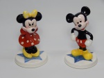 ESCULTURAS, duas (2) em faiança representado o Mickey Mouse e a Minie, policromadas, marcadas SCHMID The Walt Disney Company com label SCHMID  SRI LANKA, medindo a maior 17 cm altura.