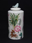 PORCELANA/FAIANÇA, um (1) vaso cilíndrico com tampa adaptada, pintado com motivos florais e pássaros policromados, pega da tampa na forma de pássaro, sem marca de manufatura aparente, medindo com a tampa 30 cm altura, usado.