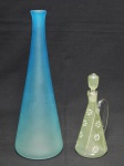 VIDRO, dois (2) itens: 1 galheta translúcida e incolor, decorada em satinê na tonalidade verde com esmaltação floral, medindo 15 cm altura; 1 vaso solifleur translúcido com satinê na cor azul, medindo 26 cm altura; usados.