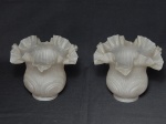 VIDRO, par (2) bobeches para montagem de luminárias, moldadas, borda drapeada, tonalidade gelo, técnica satinê, medindo 15 cm diâmetro e 12,5 cm altura.