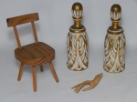 DIVERSOS, quatro (4) itens, confeccionados em madeira: 2 (par) acabamentos para cortina, torneados e entalhados em folhagens, patina em decape, arremates a ouro, medindo 19,5 cm altura; 1 cadeira miniatura para casa de bonecas ou mostruário de venda, medindo 17 cm altura; 1 escultura representando mão, procedência Indonésia, medindo 10 cm comprimento.