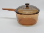VIDRO, uma (1) panela com tampa, marca CORNING, linha VISION, fabricada em USA  PIREX, tonalidade âmbar translúcido, capacidade 1,5L; usada.
