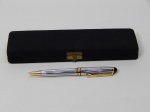 DIVERSOS, uma (1) caneta esferográfica prateada com detalhes dourados, réplica da Montblanc, com caixa, sem carga.