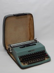 DIVERSOS, uma (1) máquina de datilografia, marca OLIVETTI, modelo LETTERA 32, portátil, tonalidade azul, acondicionado em estojo, usada, não testada e sem garantia.