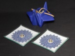 DIVERSOS, três (3) itens: 1 cesta em porcelana azul, formato de ORIGAMI (arte de dobradura de papel japonesa), alça em couro dourado, medindo 12 x 10 x 15 cm; 2 (par) incensórios, confeccionados em vidro, incolor e translúcido, esmaltação floral estilizada nas tonalidades branca e azul, aplique em metal prateado, medindo 11,5 x 11,5 cm.