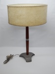 LUMINÁRIA, um (1) abat-jour para um lume, corpo em madeira torneada com cinta metálica mediana, base trípode em alumínio fosqueado, cúpula em vinil texturizada e na tonalidade creme sobre estrutura aramada e fixada com cordoamento, medindo 62 cm altura, parte elétrica não testada.
