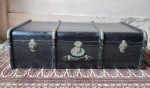 DIVERSOS, uma (1) mala rígida para viagem, reforços em tiras de madeira maciça, monture, fechos e fechadura em metal prateado, não possui chave, interior com forração em tecido, com sinais de uso, manchas, pequenos puídos e defeitos, traz label da CASA MARINHO (fábrica de malas, Armando Marinho, Rua 7 de Setembro 70, Rio de Janeiro, Edifício Guinle), ainda com selo de consumo de 6000 reis, padrão monetário utilizado no Brasil até 1942, quando foi substituído pelo cruzeiro na era Vargas.