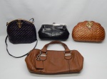 DIVERSOS, quatro (4) itens: 1 bolsa feminina, confeccionada em couro, tonalidade marrom, marca TIGNANELLO (tradição desde 1989), alça curta, fechamento com zíper, interior forrado em tecido, medindo 32 x 20 x 10 cm; 1 bolsa rígida feminina tipo carteira, alça longa, confeccionada em tresse de fibra, marca PIERRE ROUSSEAU, interior com forração em courvin, medindo 26 x 16 cm; 1 bolsa feminina, marca TOMMY HILFIGER, couro sintético na tonalidade preta, tipo carteira, alça média solta em um dos lados, medindo 22 x 12 cm; 1 bolsa feminina rígida, alça longa e partida, confeccionada em tresse de fibra, marca ZETATI  FIRENZE  ITALY, interior em pelica na tonalidade azul, medindo 22 x 19 cm.