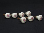 DIVERSOS, sete (7) antigas maçanetas, confeccionadas em porcelana com ornamentação floral policromada, arremates com frisos dourados, medindo 3 cm diâmetro.