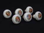 DIVERSOS, seis (6) antigas maçanetas, confeccionadas em porcelana com ornamentação floral policromada, arremates com frisos dourados, medindo 3,5 cm diâmetro.