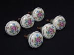 DIVERSOS, seis (6) antigas maçanetas, confeccionadas em porcelana com ornamentação floral policromada, arremates com frisos dourados, medindo 4,5 cm diâmetro.