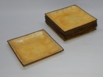DIVERSOS, onze (11) pratos quadrangulares, ligeiramente abaulados, confeccionados em polímero com texturização nacarada, medindo 20,5 x 20,5 cm, borda em metal dourado.