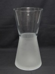VIDRO, um (1) vaso floreiro com metade inferior cônica e fosqueada na técnica satinê, metade superior obcônica, incolor e translúcida, medindo 30 cm altura e 14,5 cm diâmetro.