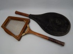 ESPORTE, duas (2) raquetes de tênis: 1 da marca DUNLOP, modelo MAXPLY, medindo 69 cm; 1 da marca WIMBLENDON, modelo ALL PRO, capa em courvin, ambas com sinais de uso.