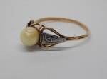 JOIA, um (1) anel em ouro amarelo e branco, com pérola cultivada de aproximadamente 6 mm, aro 17, peso 2 gr.