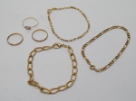 JOIAS E/OU BIJUTERIAS, seis (6) itens: 3 pulseiras; 2 alianças e 1 anel, confeccionados em ouro amarelo de baixíssimo teor ou metal banhado a ouro, peso total 16,5 gr.