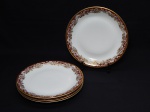 PORCELANA, quatro (4) pratos rasos, ornados com barrado em florais e volutas, nas tonalidades marrom e verde sobre fundo branco, arremates em dourado, manufatura RENNER (Porto Alegre, RS, fundada em 1942; em 1998 foi vendida para a Vista Alegre de Portugal; em 1999 mudou a razão social para Vista Alegre do Brasil), modelo, MON-CHÉVI, medindo 25 cm diâmetro.
